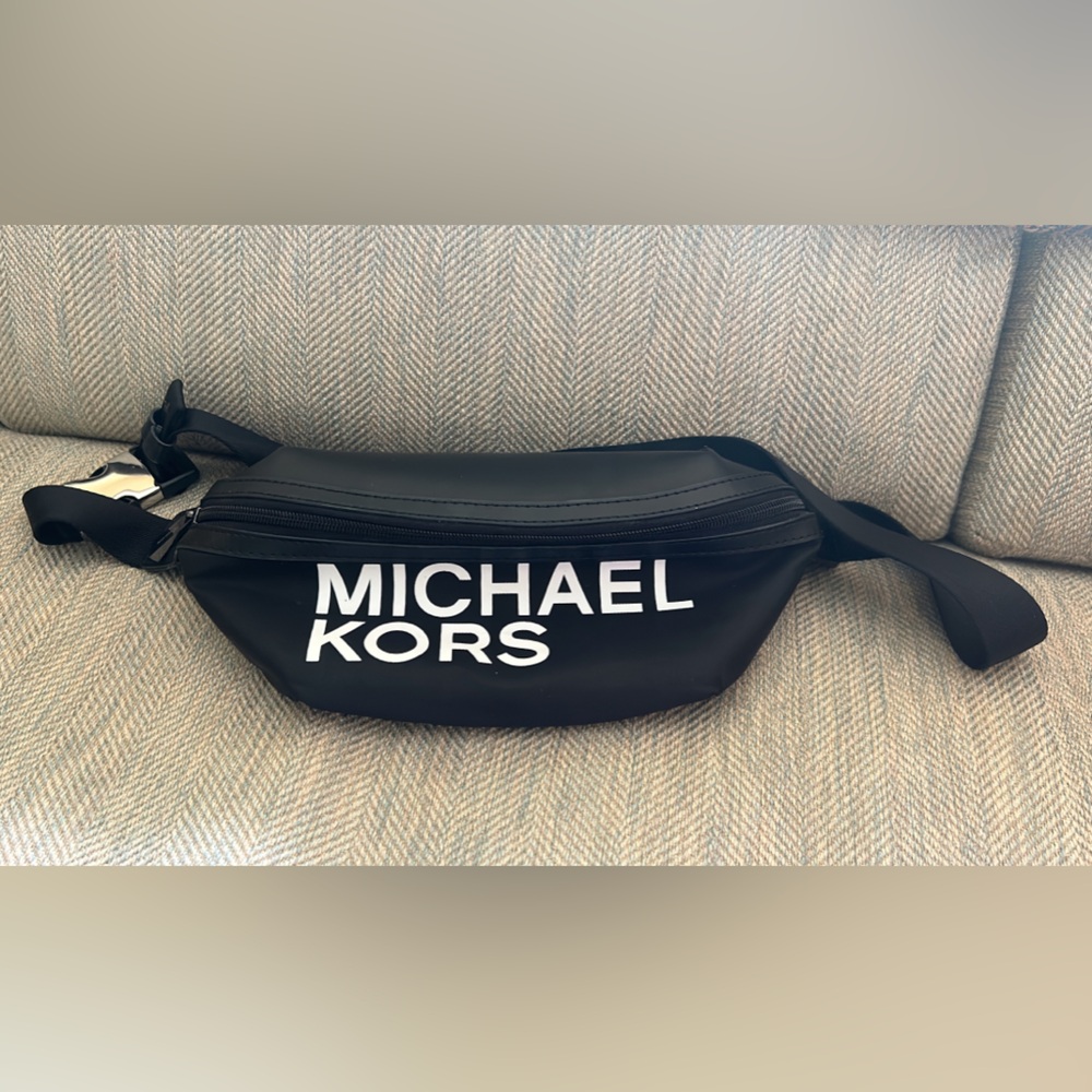 MICHAEL KORS ADJUSTABLE FANNY PACK